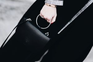 torebka-z-okrągłą-rączką-stylizacja