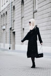 ramoneska-do-eleganckiej-sukienki-stylizacja