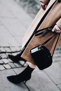 botki-ze-skarpetkową-cholewką-stylizacja-jak-nosić