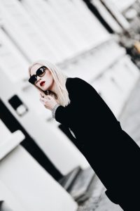 czarny-płaszcz-stylizacja-jak-nosić