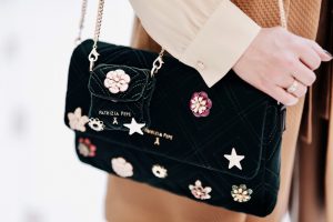 dwie-torebki-noszone-na-raz-mała-i-duża-stylizacja