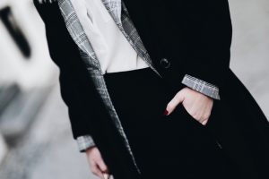 marynarka-w-kratę-biała-koszula-stylizacja