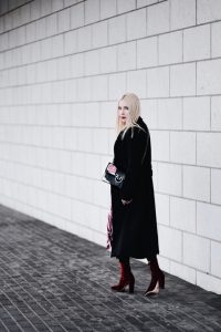 czarny-płaszcz-jak-nosić-stylizacja-na-jesień-zimę