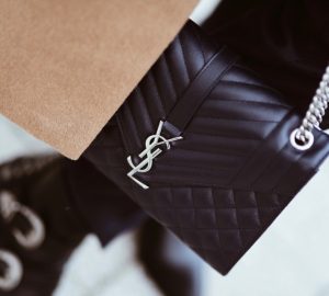 ysl saint laurent medium envelope bag navy dark blue outfit stylizacja z torebką torebka