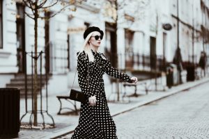 z-czym-nosić-sukienki-zimą-stylizacje