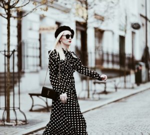 z-czym-nosić-sukienki-zimą-stylizacje