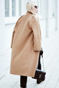 ysl-saint-laurent-medium-envelope-bag-navy-dark-blue-outfit