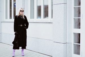 jakie-dodatki-jakie-buty-do-czarnego-płaszcza-stylizacja