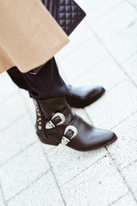 ysl-saint-laurent-medium-envelope-bag-navy-dark-blue-outfit-stylizacja-z-torebką-torebka