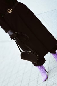 czym-ożywić-czarny-płaszcz-stylizacja-stylizacje