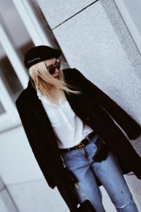 czarne-futerko-spodnie-boyfriend-beret-tiny-tattoo-biała-koszula-stylizacja