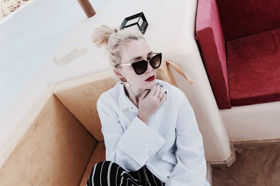 biała-koszula-z-szerokimi-rękawami-stylizacja