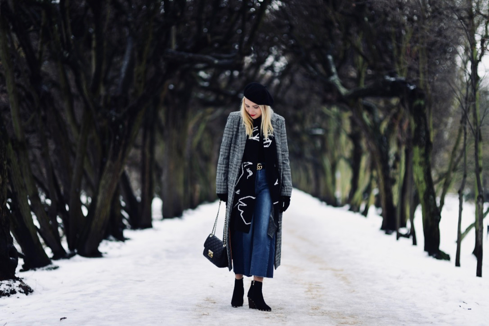 płaszcz-w-kratę-jeansowe-kuloty-beret-michael-kors-torebka-sloan-golf-stylizacja-jak-nosić