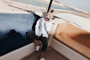 biała-koszula-z-szerokimi-rękawami-stylizacja