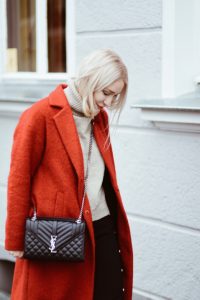 czerwony-płaszcz-beżowy-golf-torebka-saint-laurent-stylizacja