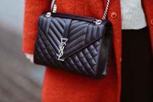 torebka-saint-laurent-pikowana-z-logo-stylizacja