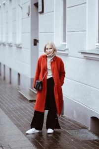 białe-sportowe-buty-do-eleganckich-ubrań-stylizacja