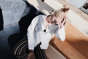 biała-koszula-z-szerokimi-rękawami-kuloty-stylizacja