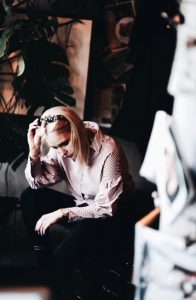 jeansy-mom-koszula-z-dmuchanymi-rękawami-pasek-gucci-vintage-gucci-okulary-stylizacja