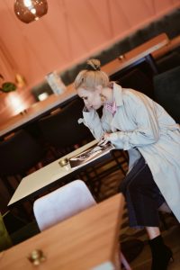 restauracja-pobrzegi-gdańsk-różowe-ściany-welurowe-kanapy