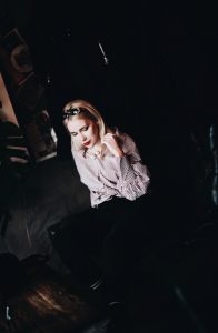 jeansy-mom-koszula-z-dmuchanymi-rękawami-pasek-gucci-vintage-gucci-okulary-stylizacja