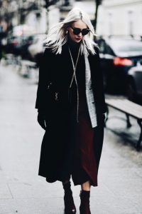 kuloty-marynarka-w-kratę-czarny-długi-płaszcz-stylizacja-bokeh-co-to