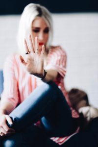 obcięte-jeansy-trencz-koszula-w-paski-stylizacja