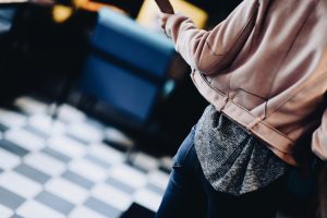 różowa-kurtka-ramoneska-stylizacja-jak-nosić