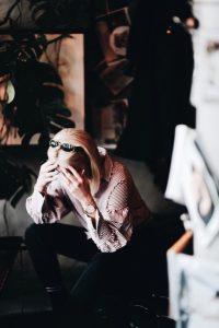 jeansy-mom-koszula-z-dmuchanymi-rękawami-pasek-gucci-vintage-gucci-okulary-stylizacja