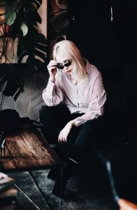 jeansy-mom-koszula-z-dmuchanymi-rękawami-pasek-gucci-vintage-gucci-okulary-stylizacja