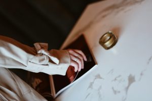 jaki płaszcz będzie modny wiosną 2018 marmurowy stół restauracja