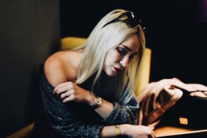 szary-luźny-sweter-jak-nosić-stylizacja