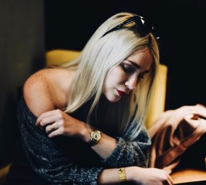 szary-luźny-sweter-jak-nosić-stylizacja