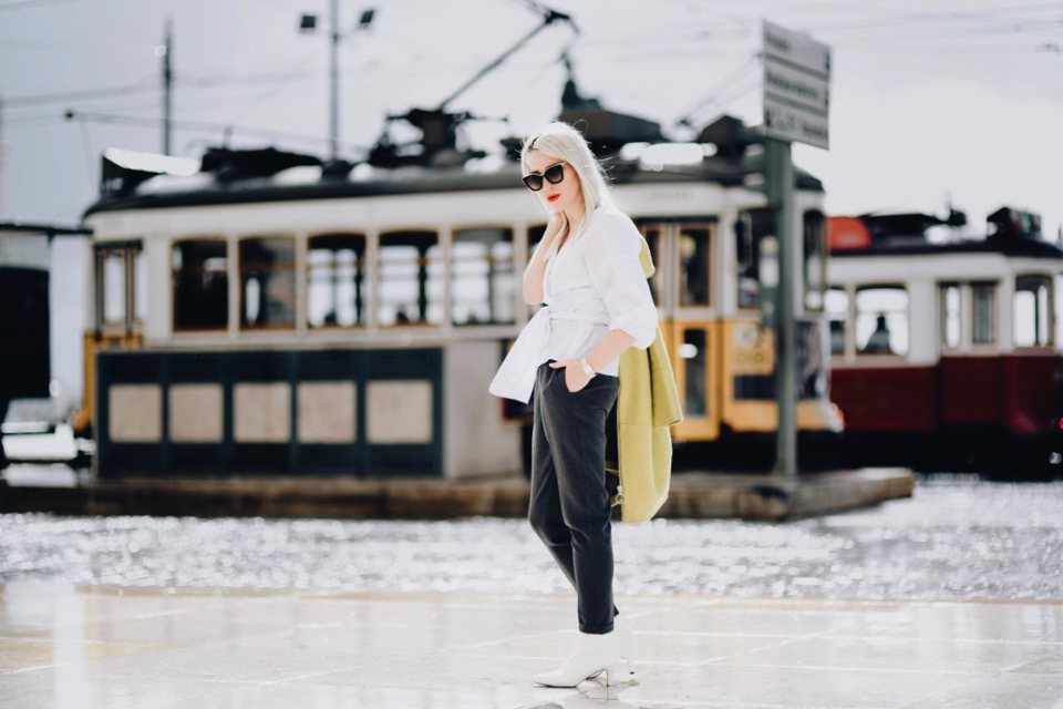 białe-botki-biała-koszula-limonkowy-płaszcz-stylizacja-do-czego-nosić