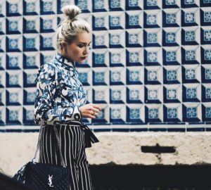 granatowe-spodnie-w-paski-do-czego-nosić-jak-nosić-stylizacja