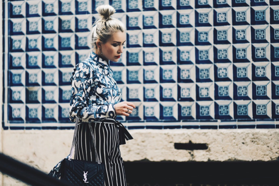 granatowe-spodnie-w-paski-do-czego-nosić-jak-nosić-stylizacja