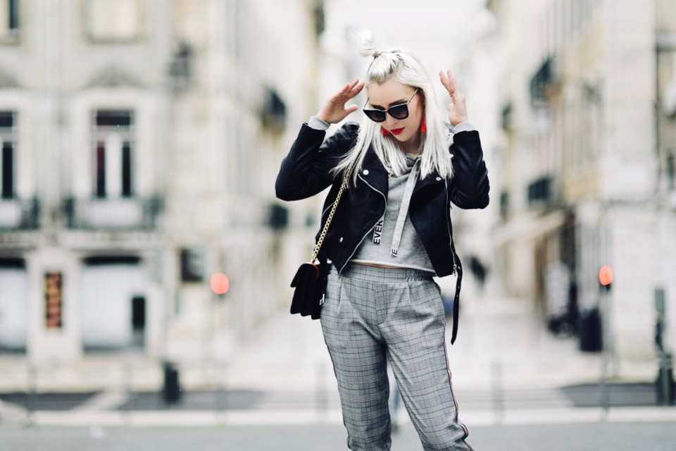 spodnie-z-lampasem-z-lampasami-bluza-z-kapturem-długie-skarpetki-z-paskami-stylizacja-na-co-dzień-na-luzie