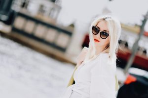 koszula-z-wiązaniem-okulary-prada-tramwaj-lizbona-sesja-w-lizbonie-stylizacja