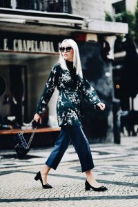 kimono-w-kwiaty-jeansowe-kuloty-golf-jak-nosić-stylizacja-stylizacje