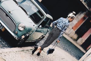 spodnie-w-paski-koszula-we-wzory-stylizacja-jak-nosić-torebka-saint-laurent-medium-envelope