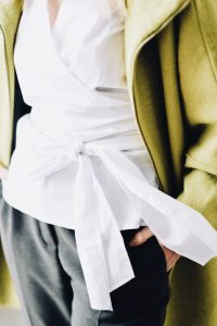 biała-koszula-z-wiązaniem-jak-nosić-do-czego-stylizacja