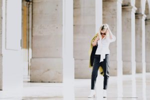 białe-botki-biała-koszula-limonkowy-płaszcz-stylizacja-do-czego-nosić