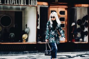 wyjazd-w-stylu-bleisure-narzutka-kimono-w-kwiaty-kappahl-jak-nosić-stylizacja