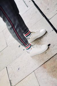 jakie-skarpety-do-białych-adidasów-do-sneakersów-stylizacja