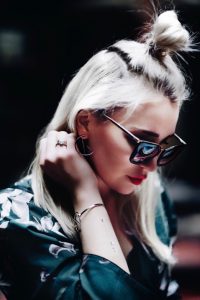 okulary-prada-blond-włosy-kok-z-połowy-włosów-fryzura-blog