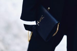 czarny-płaszcz-ze-złotymi-guzikami-torebka-saint-laurent-stylizacja