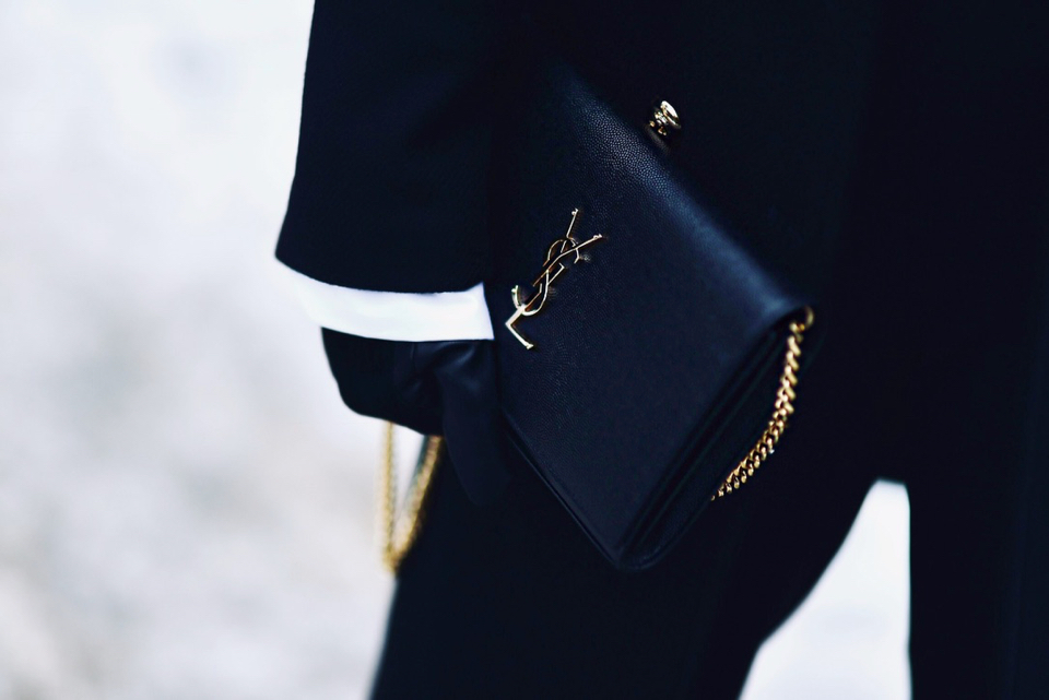 czarny-płaszcz-ze-złotymi-guzikami-torebka-saint-laurent-stylizacja