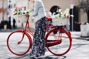 sesja-z-rowerem-stylizacja-na-wiosnę
