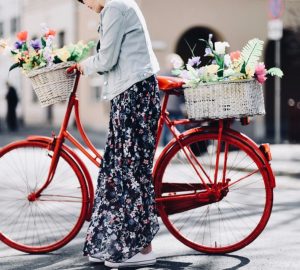 sesja-z-rowerem-stylizacja-na-wiosnę