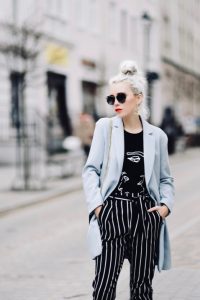 bluzka-w-twarze-błękitny-płaszcz-pastelowy-płaszcz-spodnie-w-paski-stylizacja-stylizacje-jak-nosić